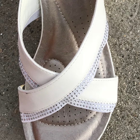 π₯πΎπ½π΄ π»π΄π΅π
π₯ Size 10 dressy white WEDGE - Picture 3 of 4